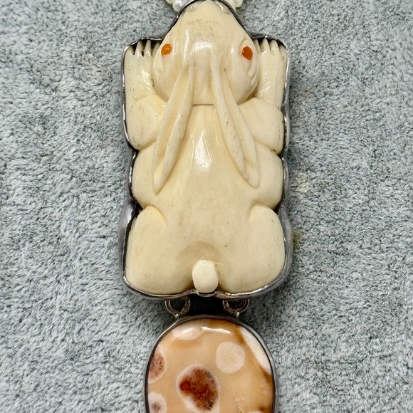 Amy Kahn Russell gorgeous carved rabbit and pink easter agate pendant pin HUGE - Picture 8 of 16